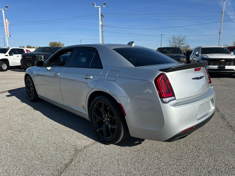 Chrysler 300 Vehicle Full-screen Gallery Image 3