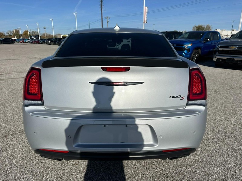 Chrysler 300 Vehicle Full-screen Gallery Image 4