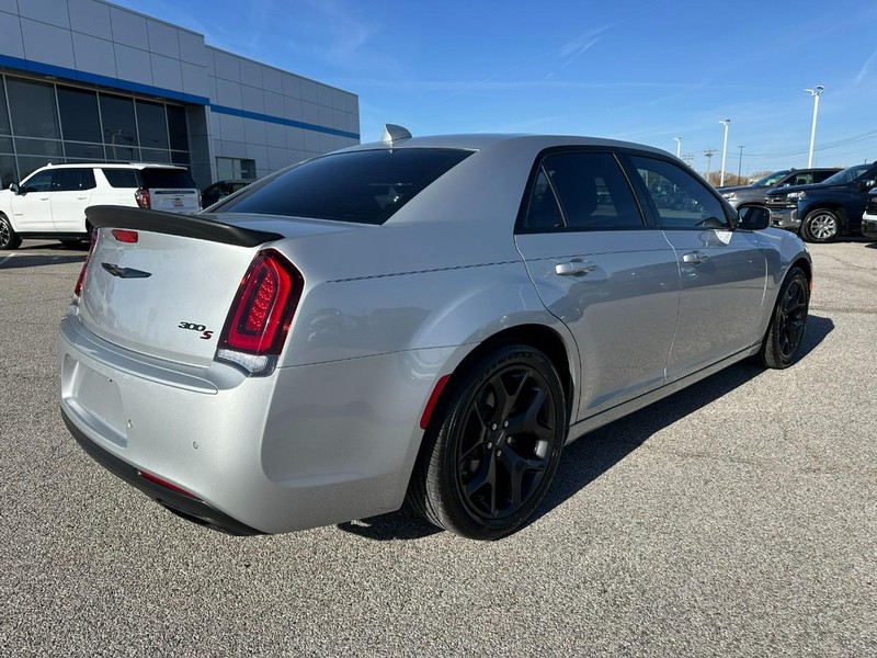 Chrysler 300 Vehicle Full-screen Gallery Image 6