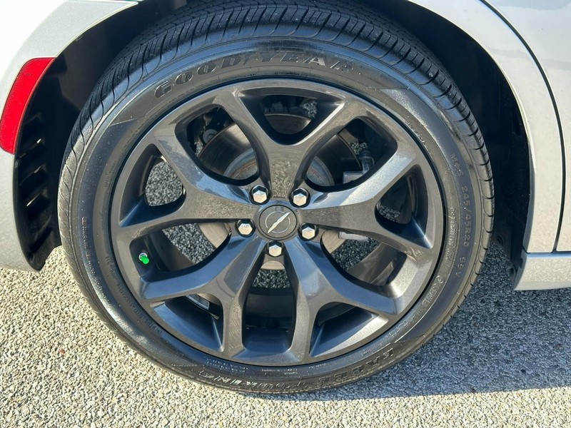 Chrysler 300 Vehicle Full-screen Gallery Image 7