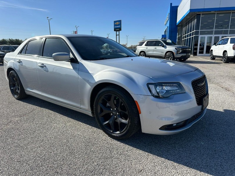 Chrysler 300 Vehicle Full-screen Gallery Image 8