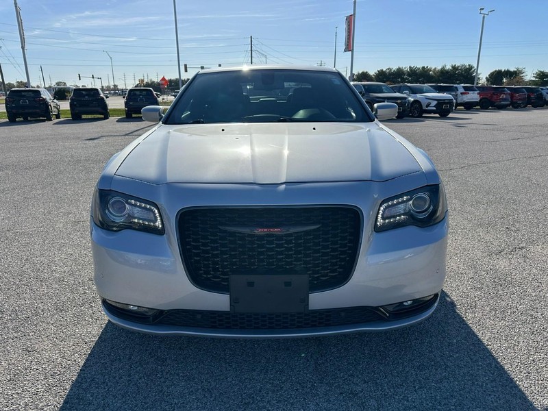 Chrysler 300 Vehicle Full-screen Gallery Image 9
