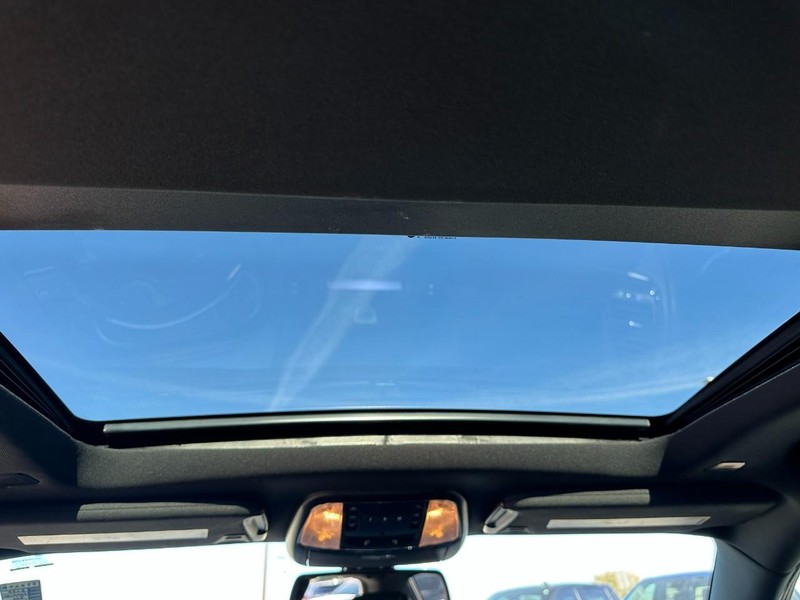 Chrysler 300 Vehicle Full-screen Gallery Image 12