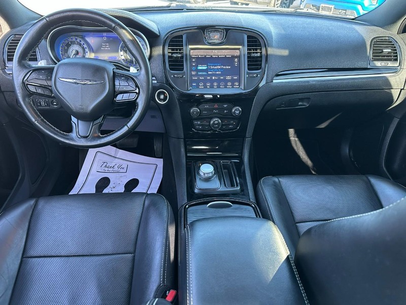 Chrysler 300 Vehicle Full-screen Gallery Image 13