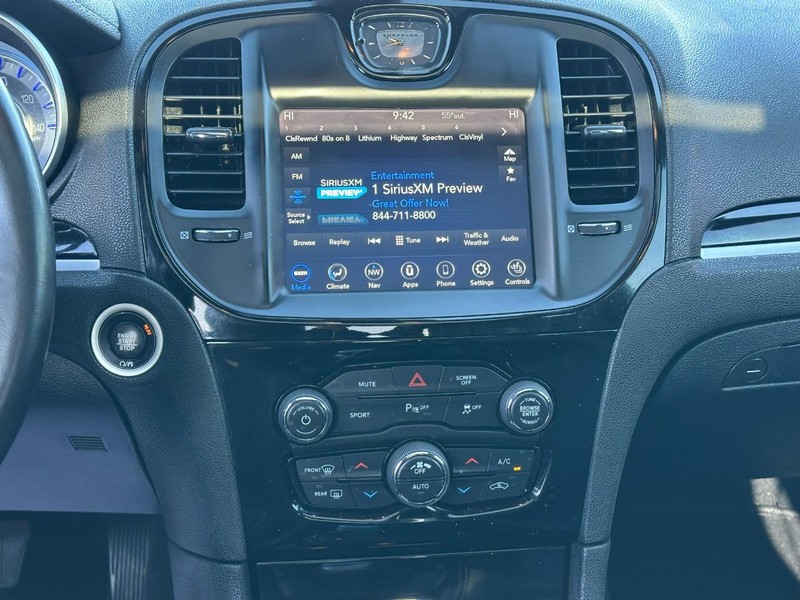 Chrysler 300 Vehicle Full-screen Gallery Image 15