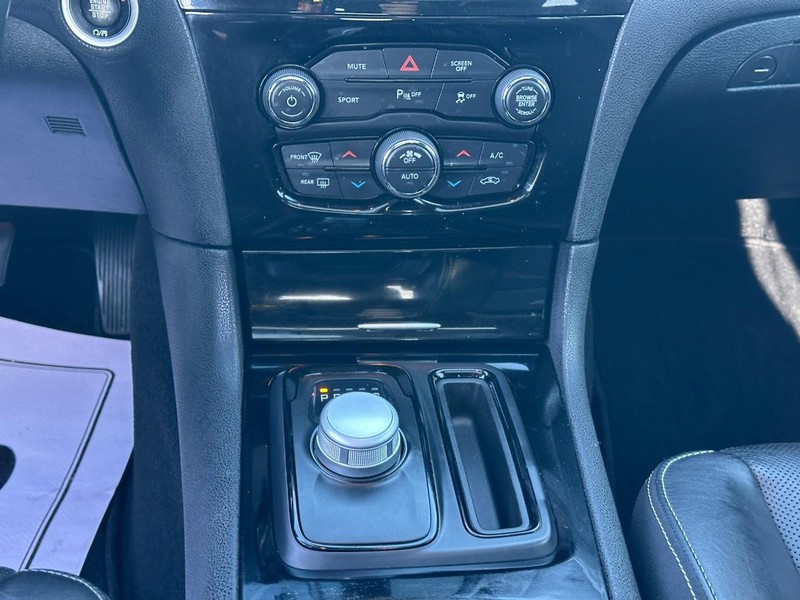 Chrysler 300 Vehicle Full-screen Gallery Image 16