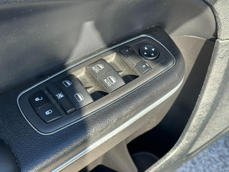 Chrysler 300 Vehicle Full-screen Gallery Image 18