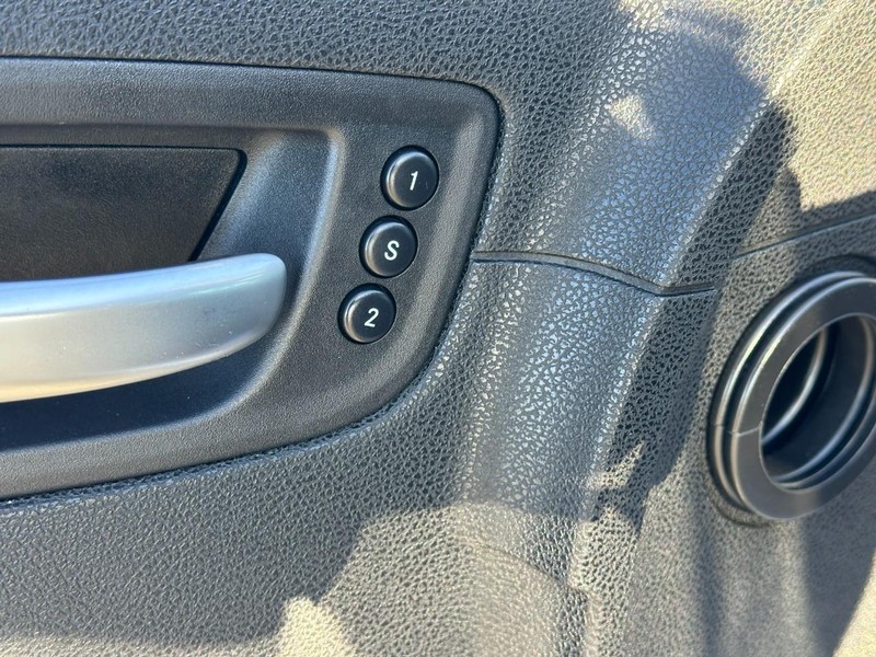 Chrysler 300 Vehicle Full-screen Gallery Image 19