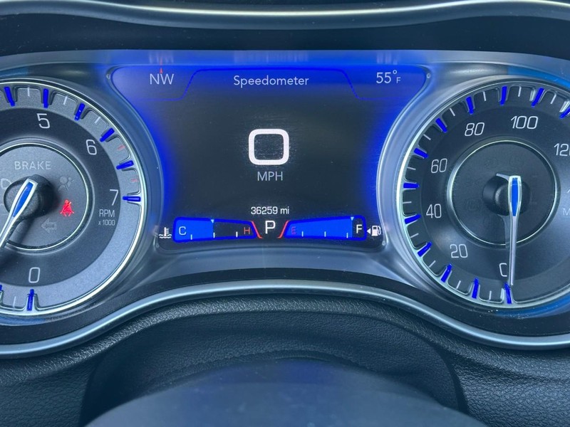 Chrysler 300 Vehicle Full-screen Gallery Image 23