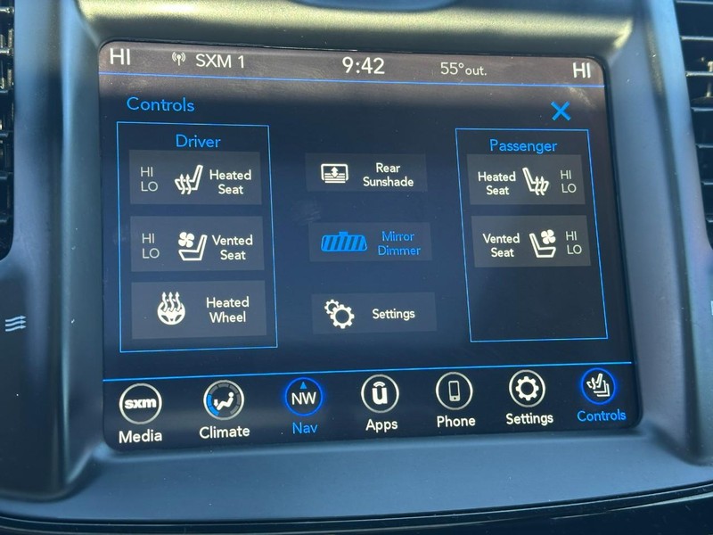 Chrysler 300 Vehicle Full-screen Gallery Image 25