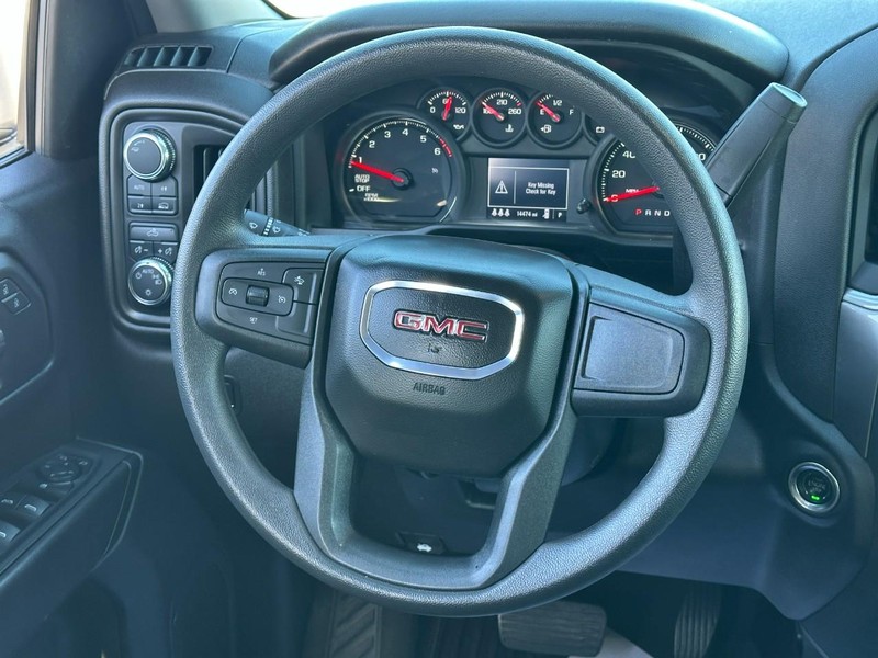GMC Sierra 1500 Vehicle Full-screen Gallery Image 12