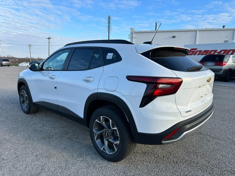 Chevrolet Trax Vehicle Full-screen Gallery Image 3