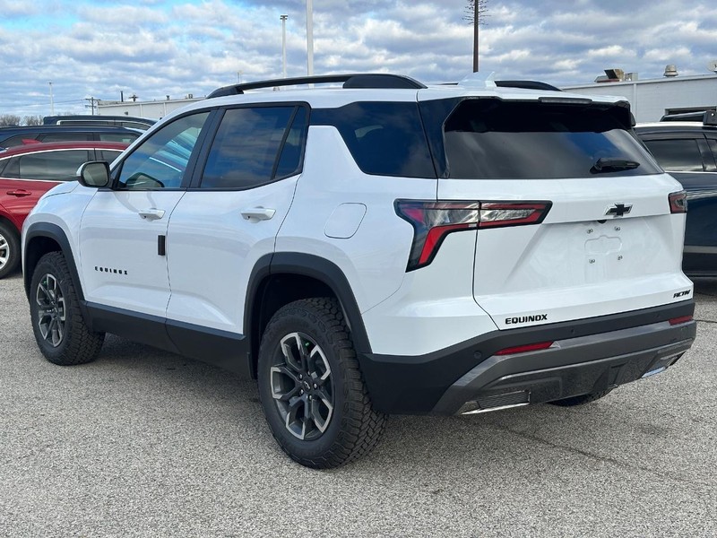 Chevrolet Equinox Vehicle Full-screen Gallery Image 3