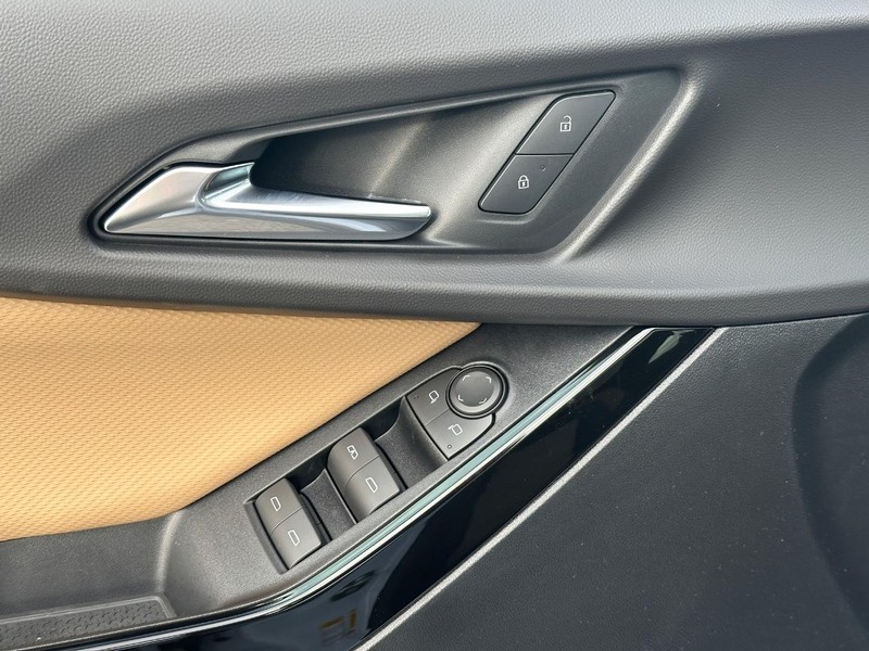 Chevrolet Equinox Vehicle Full-screen Gallery Image 17