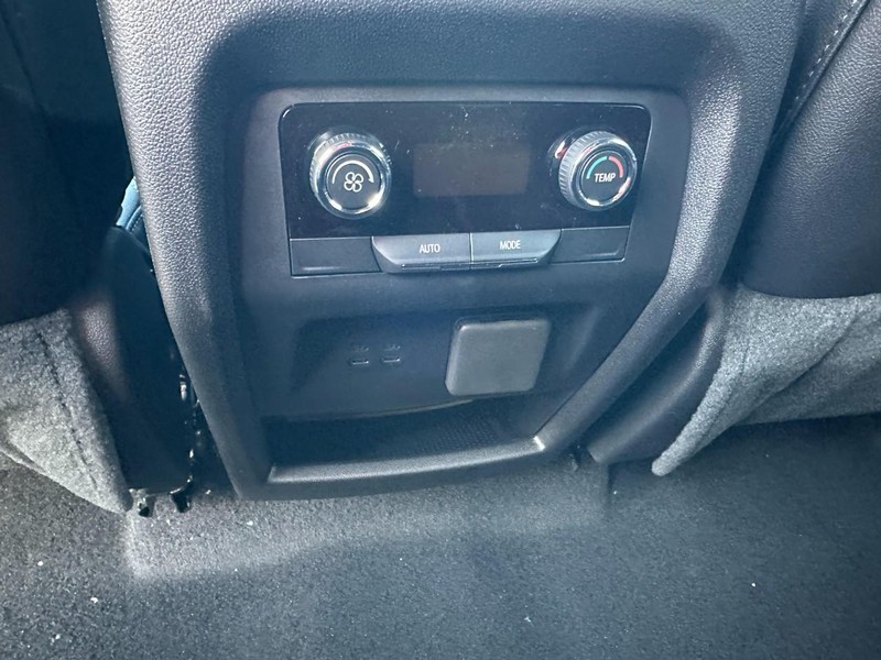 Chevrolet Traverse Vehicle Full-screen Gallery Image 6