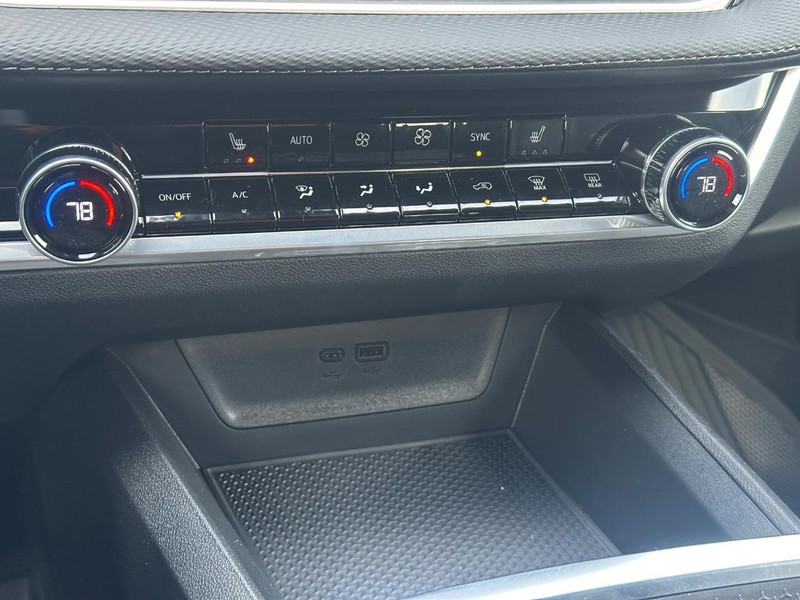 Chevrolet Equinox Vehicle Full-screen Gallery Image 13