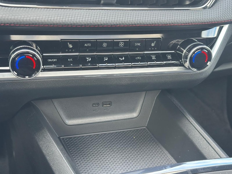 Chevrolet Equinox Vehicle Full-screen Gallery Image 14