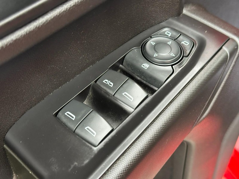 Chevrolet Silverado 1500 Vehicle Full-screen Gallery Image 16