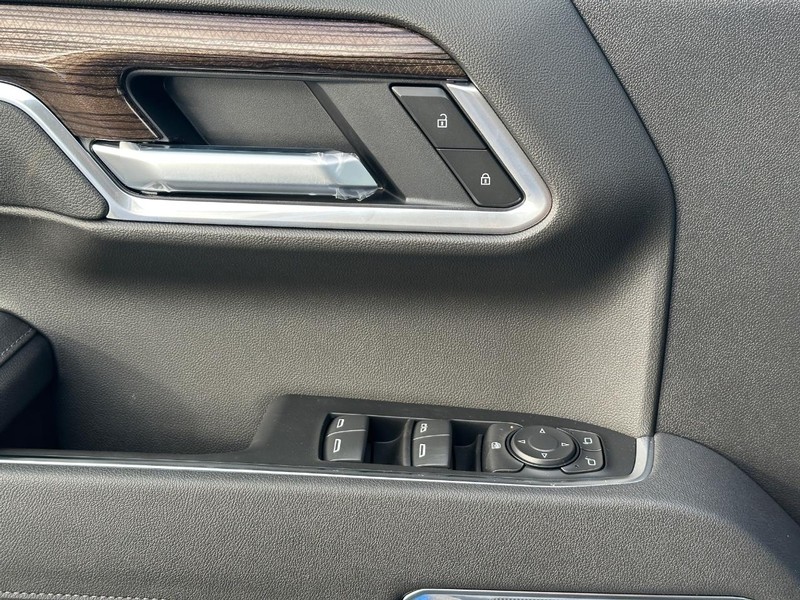 Chevrolet Silverado 1500 Vehicle Full-screen Gallery Image 16