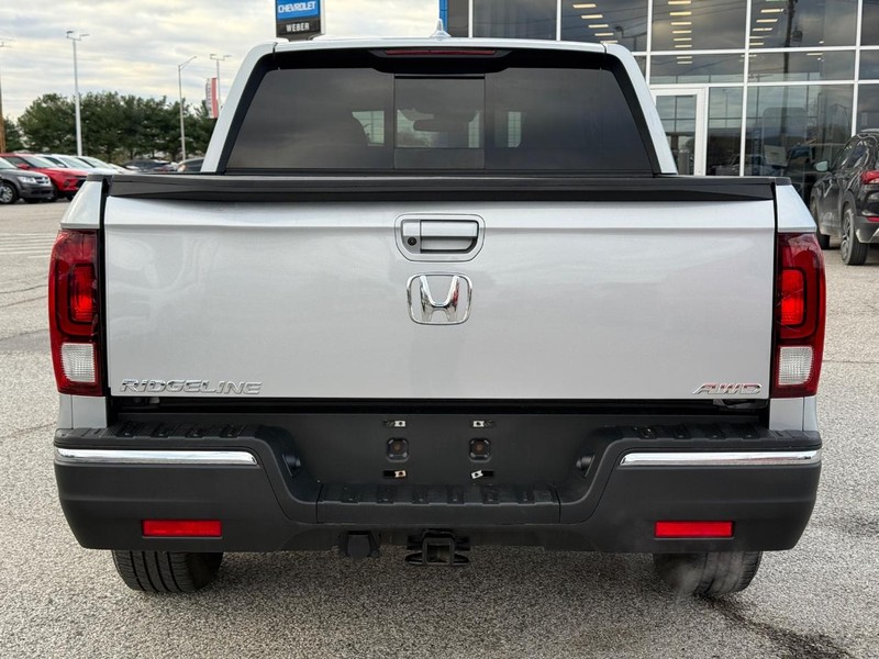 Honda Ridgeline Vehicle Full-screen Gallery Image 4