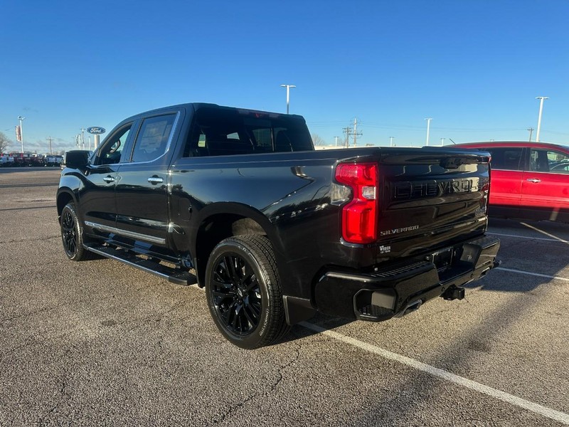 Chevrolet Silverado 1500 Vehicle Full-screen Gallery Image 3