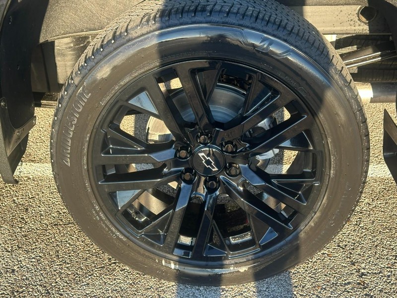 Chevrolet Silverado 1500 Vehicle Full-screen Gallery Image 4