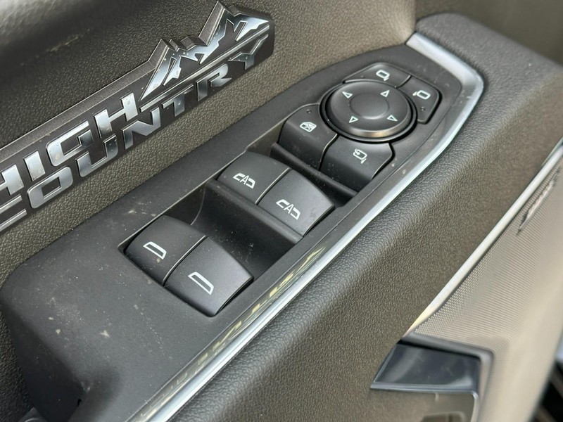 Chevrolet Silverado 1500 Vehicle Full-screen Gallery Image 12