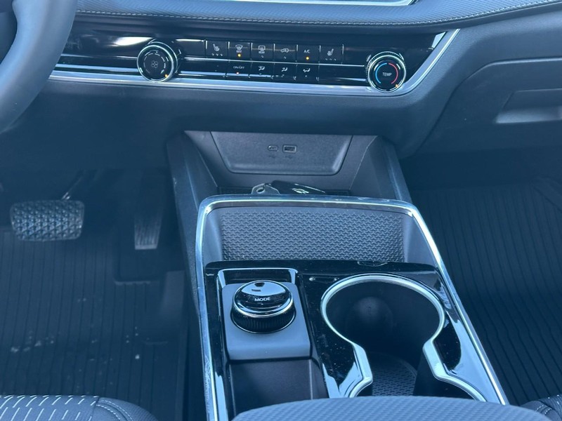 Chevrolet Equinox Vehicle Full-screen Gallery Image 8