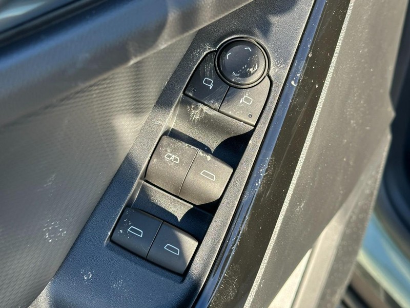 Chevrolet Equinox Vehicle Full-screen Gallery Image 9