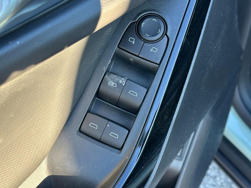 Chevrolet Equinox Vehicle Full-screen Gallery Image 9