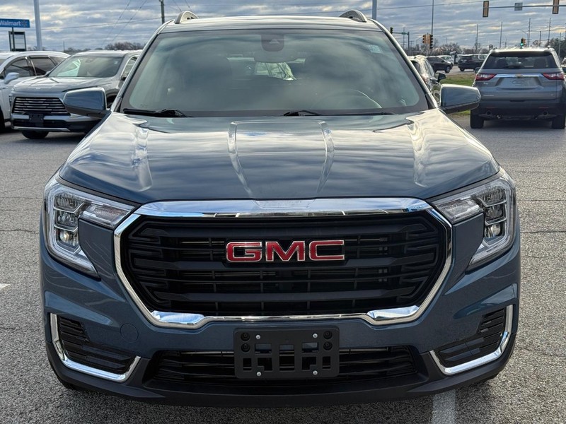 GMC Terrain Vehicle Full-screen Gallery Image 9