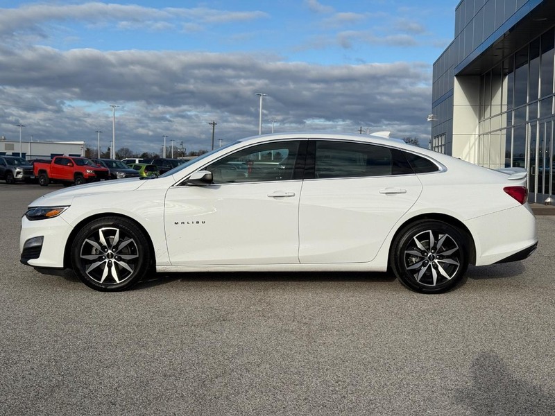 Chevrolet Malibu Vehicle Full-screen Gallery Image 2