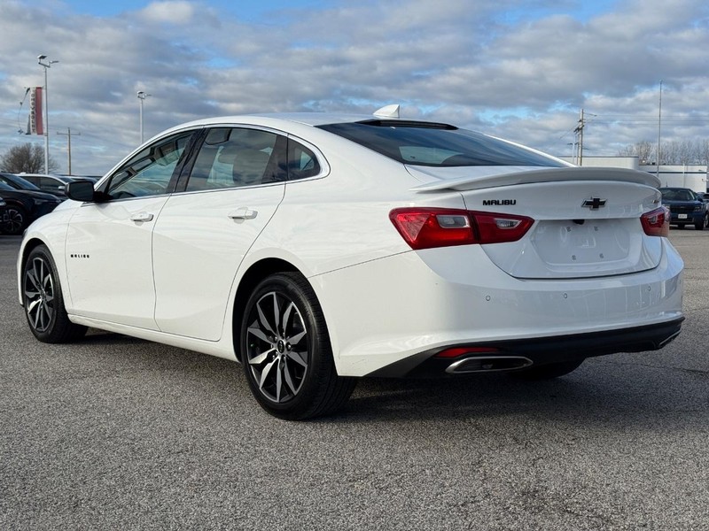 Chevrolet Malibu Vehicle Full-screen Gallery Image 3