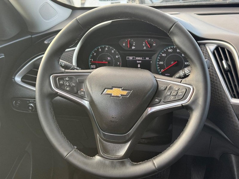 Chevrolet Malibu Vehicle Full-screen Gallery Image 12