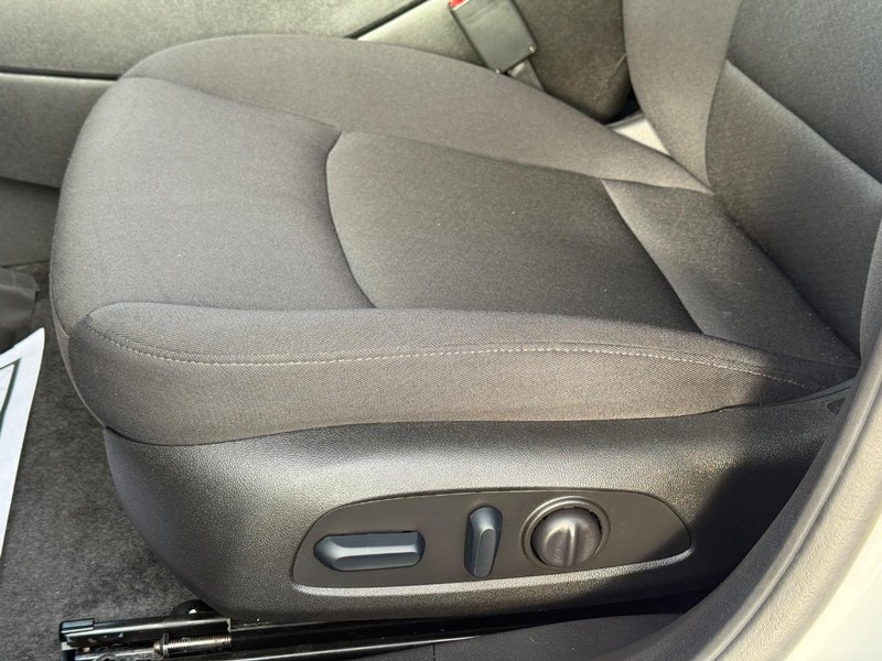 Chevrolet Malibu Vehicle Full-screen Gallery Image 23