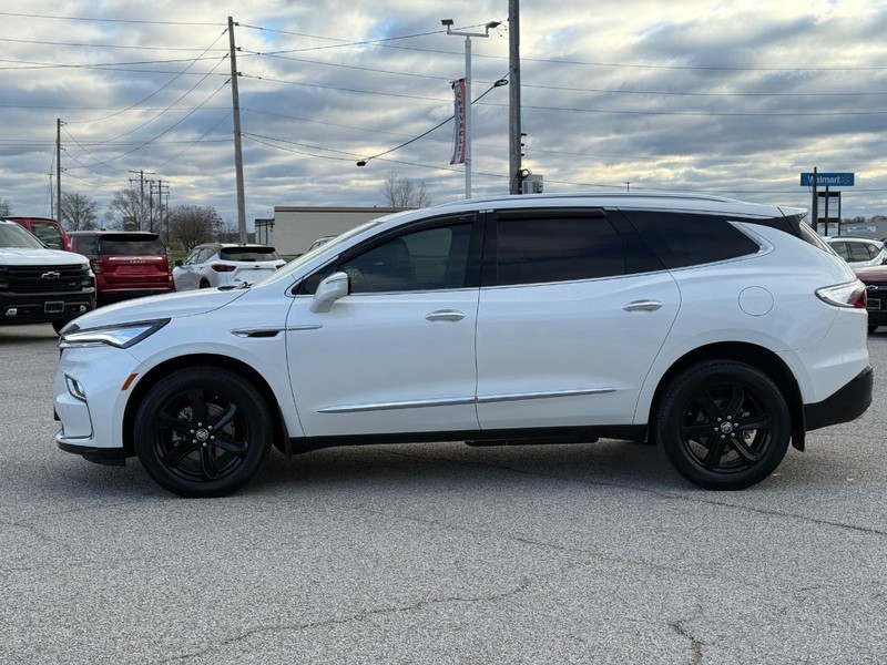 Buick Enclave Vehicle Full-screen Gallery Image 02