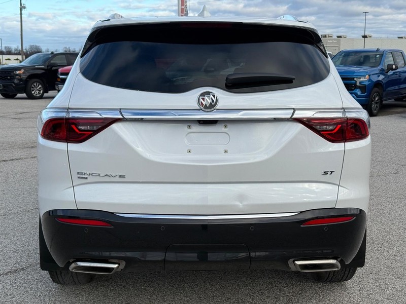 Buick Enclave Vehicle Full-screen Gallery Image 04