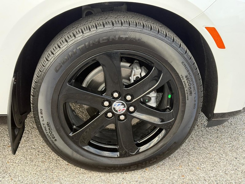 Buick Enclave Vehicle Full-screen Gallery Image 07