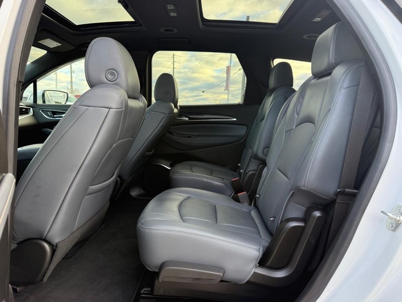 Buick Enclave Vehicle Full-screen Gallery Image 11