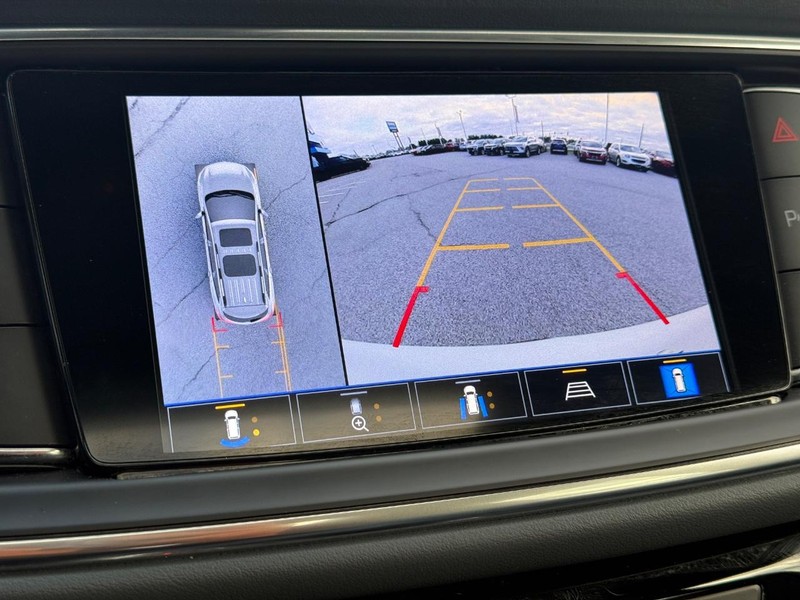 Buick Enclave Vehicle Full-screen Gallery Image 19