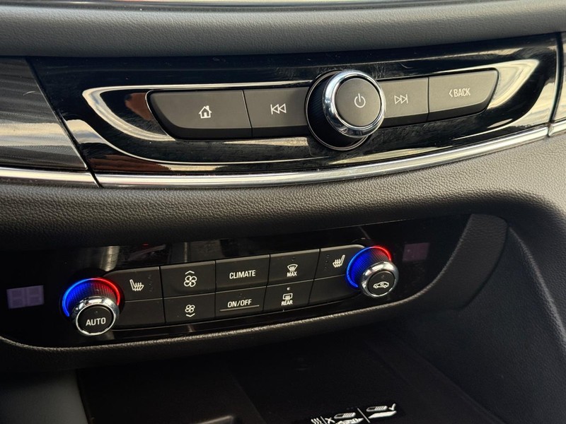 Buick Enclave Vehicle Full-screen Gallery Image 20