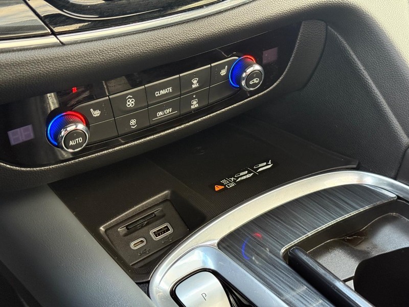 Buick Enclave Vehicle Full-screen Gallery Image 21