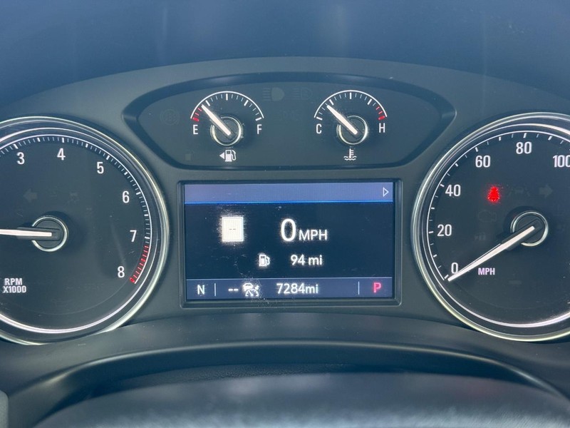 Buick Enclave Vehicle Full-screen Gallery Image 24