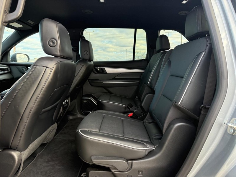 Buick Enclave Vehicle Full-screen Gallery Image 11