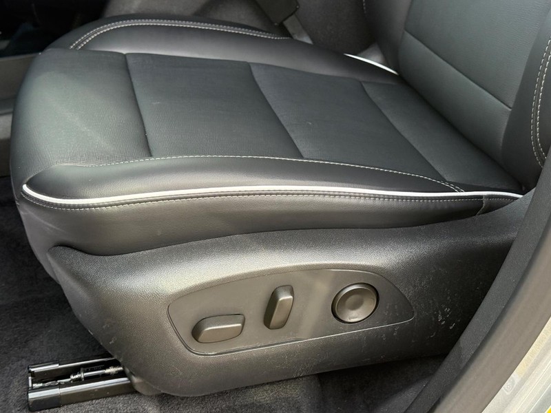 Buick Enclave Vehicle Full-screen Gallery Image 24