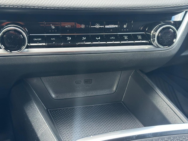 Chevrolet Equinox Vehicle Full-screen Gallery Image 13