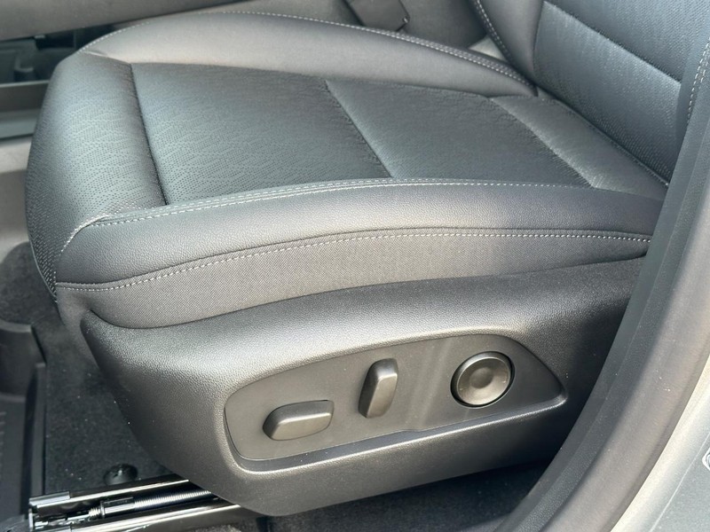 Chevrolet Equinox Vehicle Full-screen Gallery Image 17