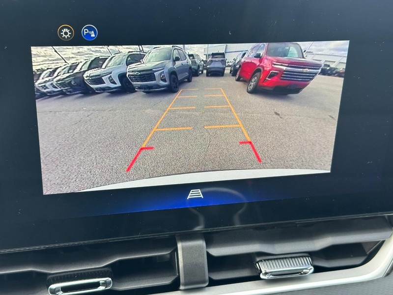 Chevrolet Equinox Vehicle Full-screen Gallery Image 12