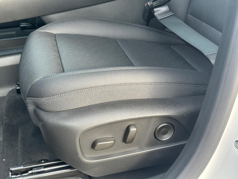 Chevrolet Equinox Vehicle Full-screen Gallery Image 17