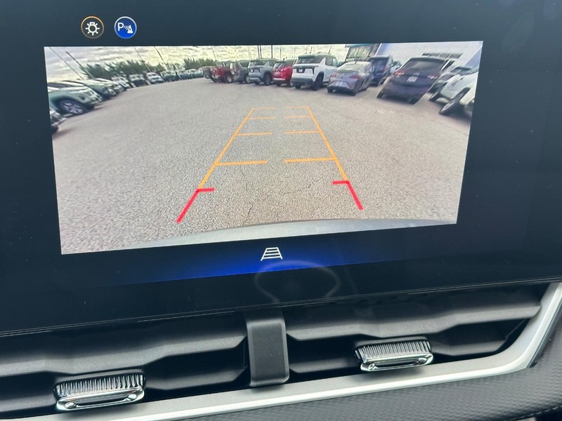 Chevrolet Equinox Vehicle Full-screen Gallery Image 12